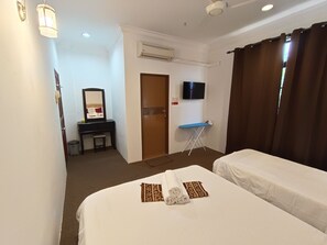 Deluxe Triple Room | Free WiFi, bed sheets - OYO 90868 Oba Hotel (Kuala Terengganu)