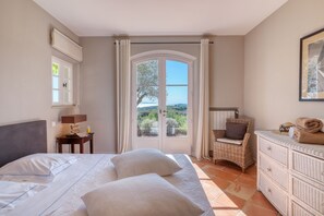 7 bedrooms, in-room safe, iron/ironing board, travel cot
