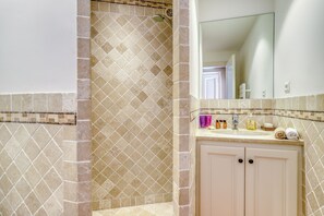 Douche, séchoir à cheveux, serviettes fournies, savon