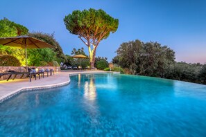 Utendørsbasseng og et oppvarmet basseng