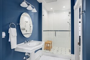 Baignoire, séchoir à cheveux, serviettes fournies