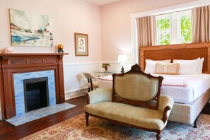 1 bedroom, desk, iron/ironing board, free WiFi - King Room in Boutique Inn (Winston- Salem)