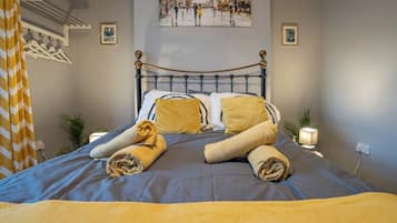 3 bedrooms, iron/ironing board, WiFi, bed sheets