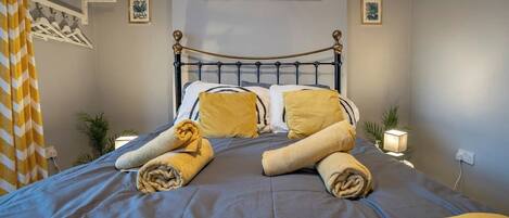 3 chambres, fer et planche à repasser, Wi-Fi, draps fournis