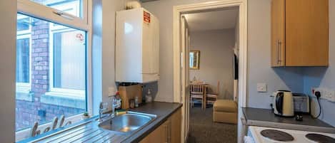 Kjøleskap, mikrobølgeovn, ovn og kokeplater