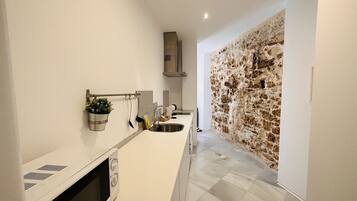 Réfrigérateur, micro-ondes, plaque de cuisson, cafetiÚre/bouilloire