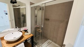 Asciugacapelli, asciugamani, sapone, shampoo