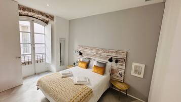1 dormitorio y tabla de planchar con plancha