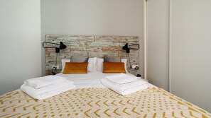 1 habitación y tabla de planchar con plancha 
