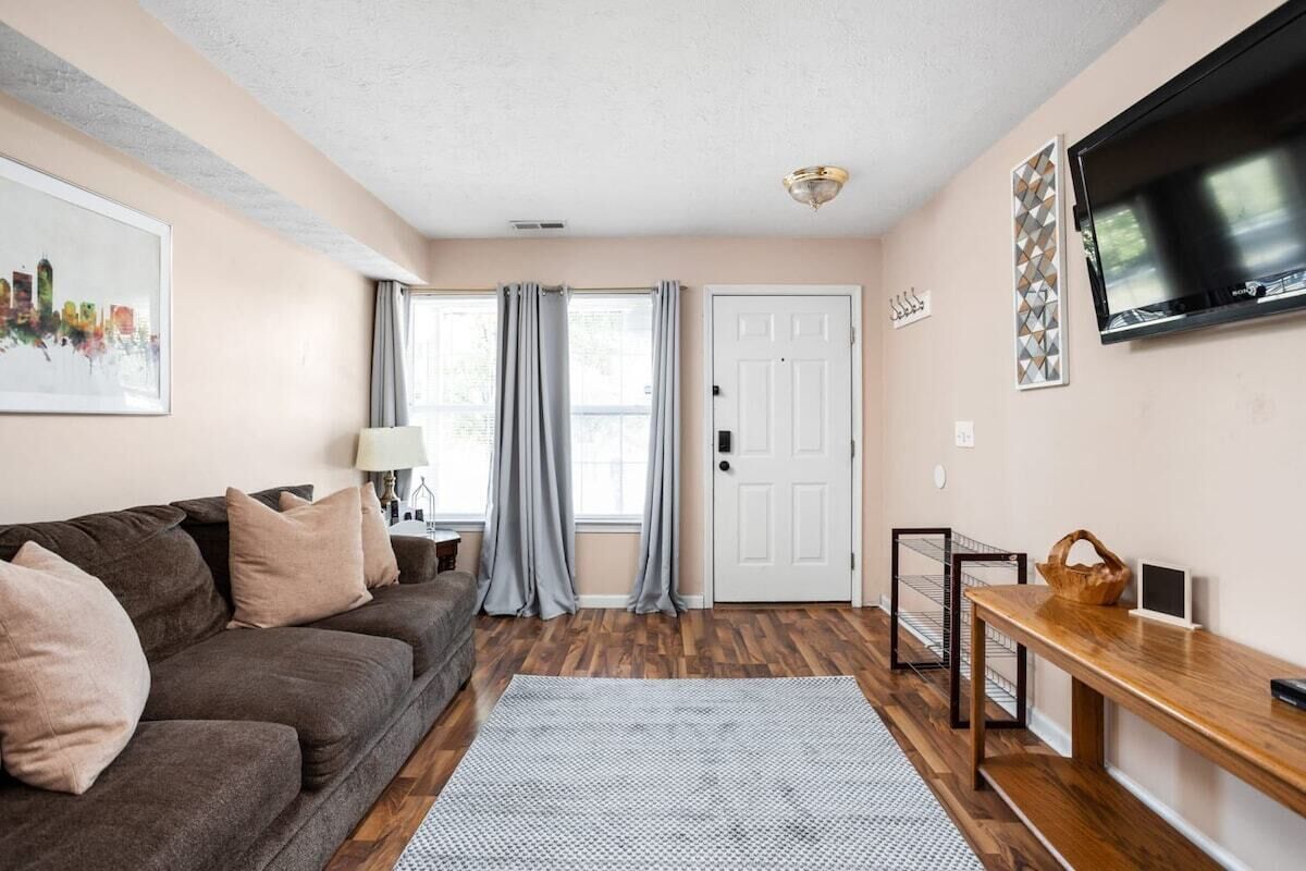 Urban Haven: 3BR, Pets OK, Near Hotspots