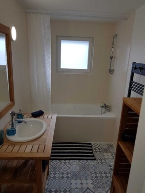 Hårføner, såpe, sjampo og toalettpapir