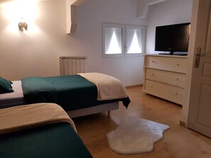 2 Schlafzimmer, Bügeleisen/Bügelbrett