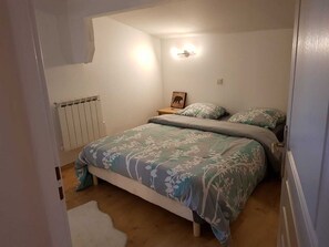 2 chambres, fer et planche à repasser