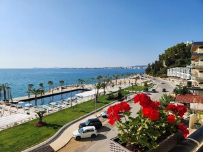 Un hotel costero con piscina, carretera y vistas al mar.