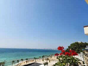 على الشاطئ، رمال بيضاء