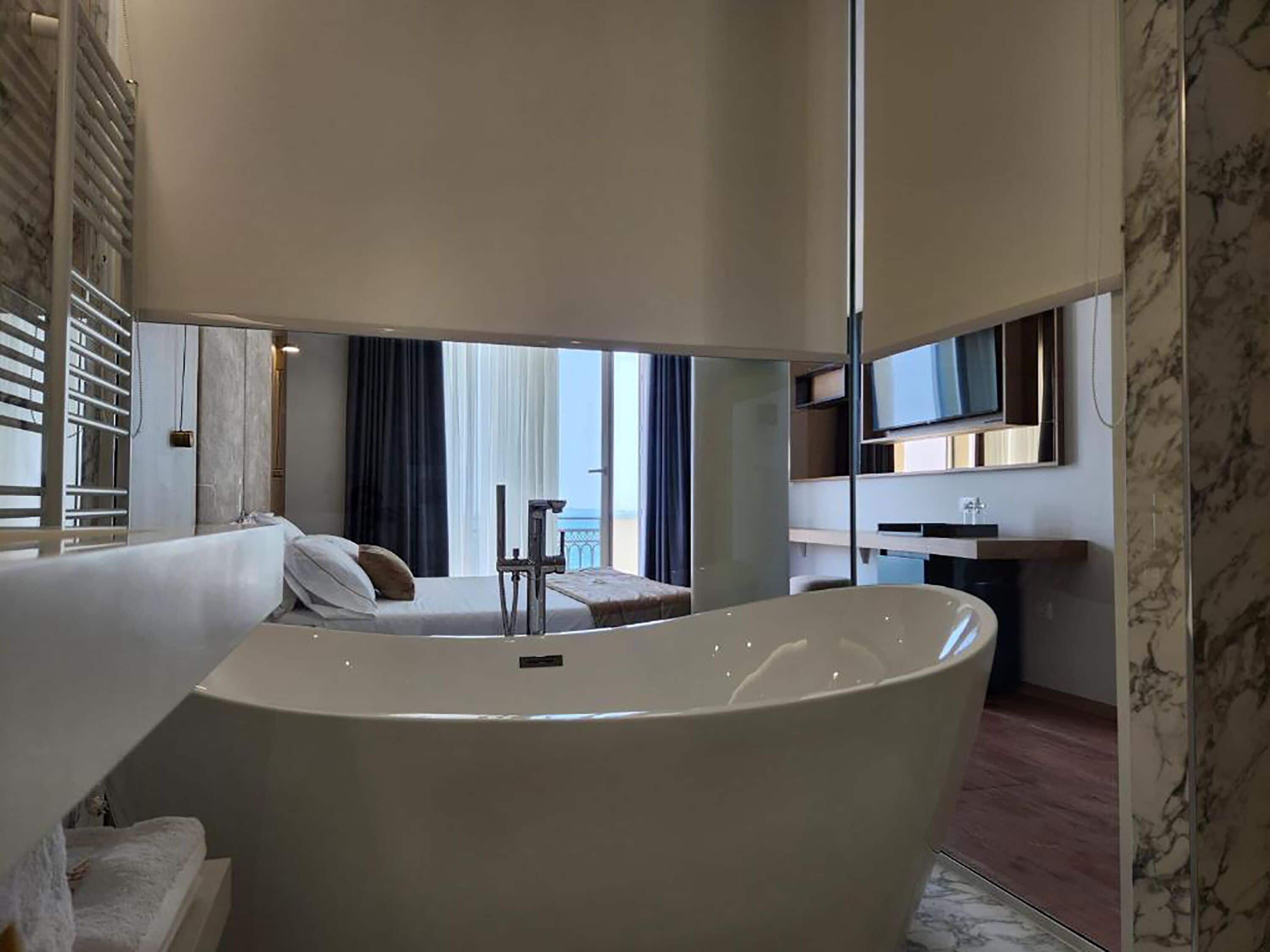 Deluxe Double Room with Balcony and Sea View | Bathroom | Hydromassage showerhead, free toiletries, hair dryer, slippers