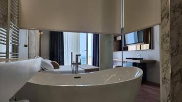 Deluxe Double Room with Balcony and Sea View | Bathroom | Hydromassage showerhead, free toiletries, hair dryer, slippers