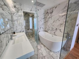 Deluxe Double Room with Balcony and Sea View | Baño | Cabezal de ducha con hidromasaje