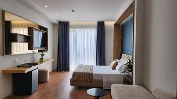 Superior Triple Room with Balcony and Sea View | Seprai antialergi, kedap suara, Wi-Fi gratis, dan seprai linen