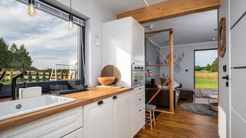 Cabane (56) | Coin cuisine privé | Réfrigérateur, micro-ondes, four, plaque de cuisson