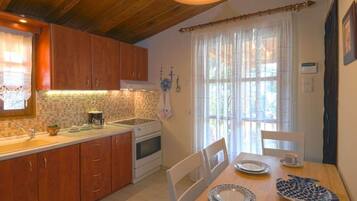 Een koelkast, een oven, een kookplaat, een broodrooster