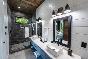 Douche, sèche-cheveux, serviettes fournies, papier toilette