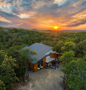 Exterior - Unique Luxury Cabin – Spacious, Large Deck,Hot Tub & Pool Table for Ultimate Fun (Broken Bow)