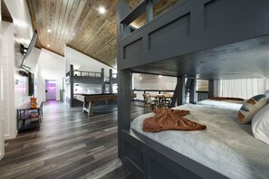 4 habitaciones, tabla de planchar con plancha y cuna de viaje