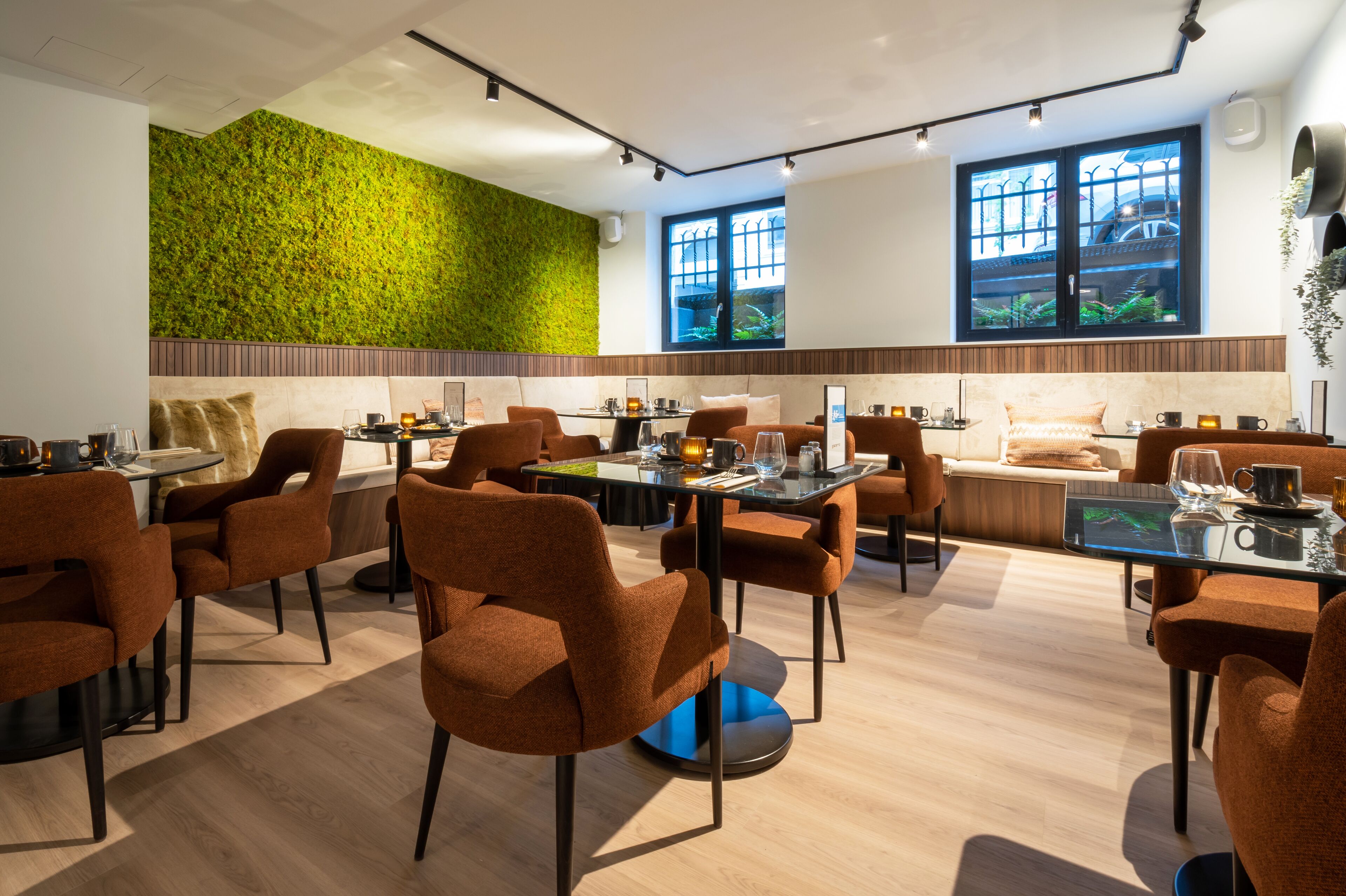 Desayuno completo diario (EUR 22 por persona)