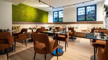 Desayuno completo diario (EUR 22 por persona)