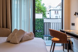 Double Room with Balcony | Allergiatestatut vuodevaatteet, pillowtop-patjalliset sängyt, minibaari