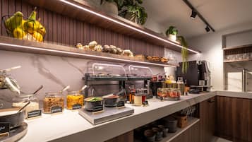 Petit déjeuner complet (22 EUR par personne)