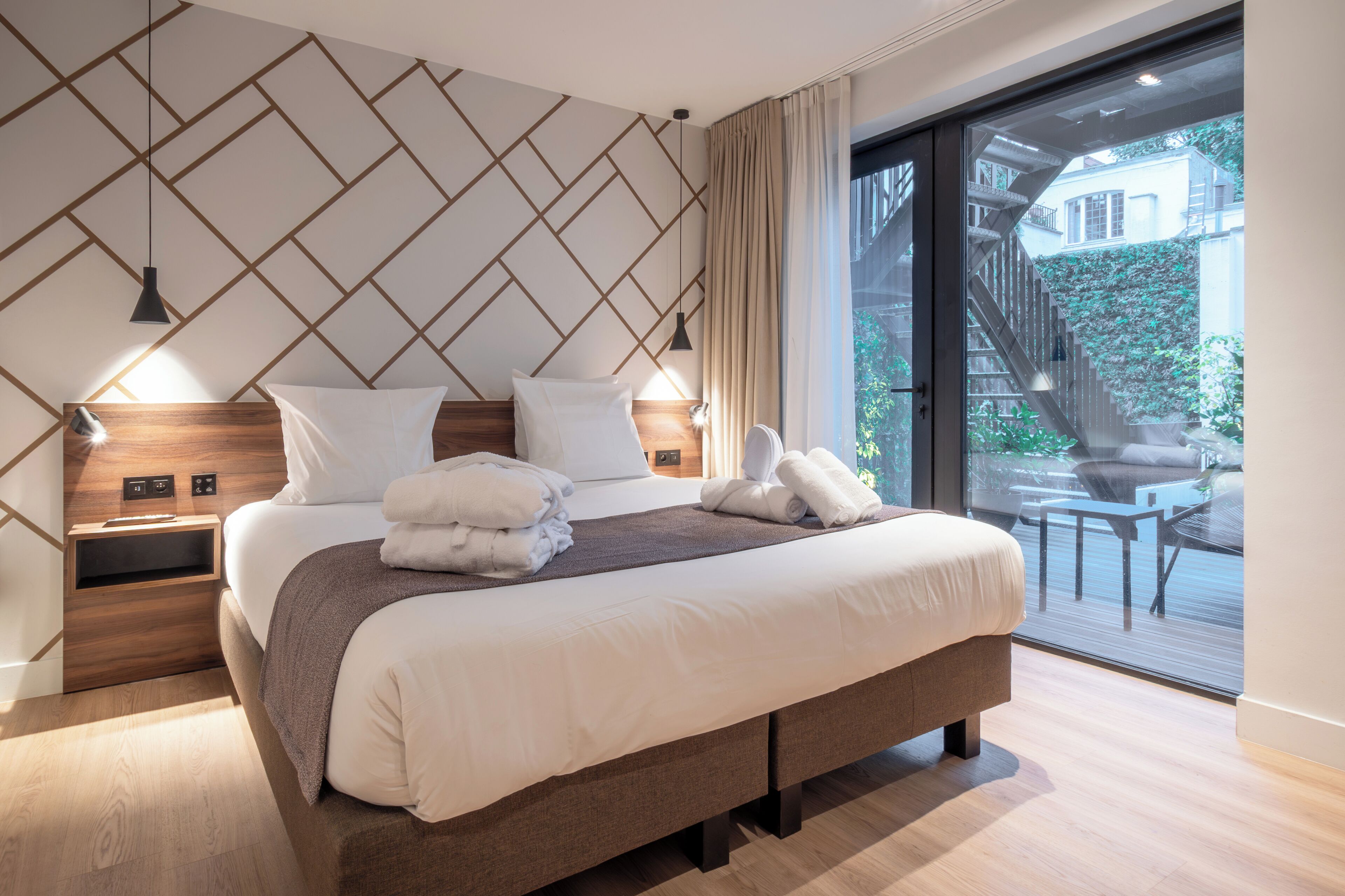 Suite | Hypo-allergenic bedding, pillowtop beds, minibar, in-room safe