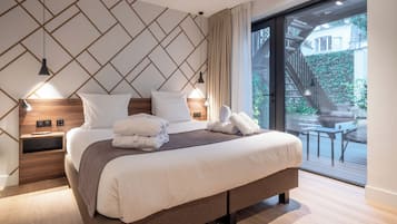 Suite | Hypo-allergenic bedding, pillowtop beds, minibar, in-room safe