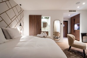 Large Double Room | Literie hypoallergénique, surmatelas, minibar