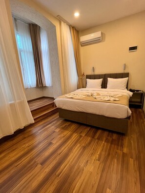 Premium bedding, down duvets, Select Comfort beds, in-room safe - Taksim Nacre 360 Suit (Istanbul)