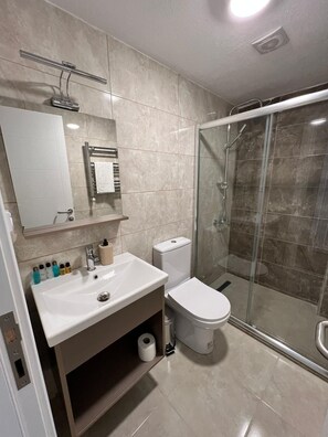Shower, rainfall showerhead, hair dryer, slippers - Taksim Nacre 360 Suit (Istanbul)