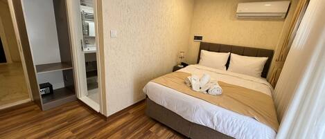 Economy Double Room, 1 Queen Bed | Premium bedding, down comforters, Select Comfort beds, in-room safe