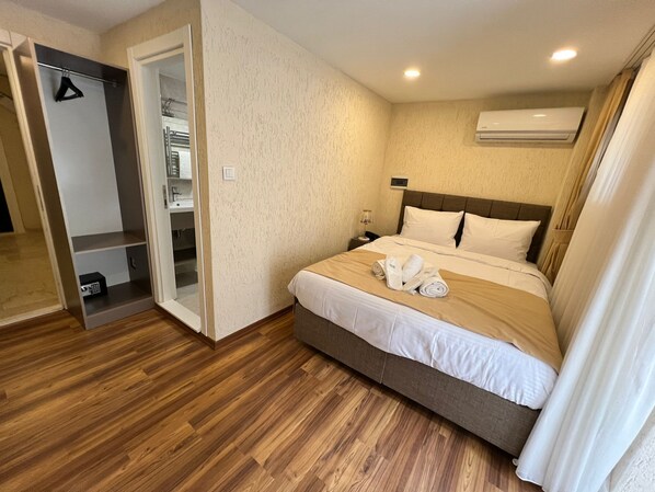 Economy Double Room, 1 Queen Bed | Premium bedding, down comforters, Select Comfort beds, in-room safe - Taksim Nacre 360 Suit (Istanbul)