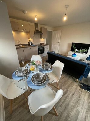 Interior - Apartment in Brooklands 3m from Milton Keynes Xscape,train station & central (Milton Keynes)