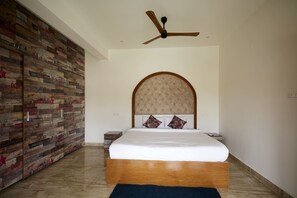 3 bedrooms, desk, WiFi, bed sheets - Amara Kosha Lagoon Villa! Cozy Vacation Retreat @ Private Pool & Heated Jacuzzi (Denkanikottai)