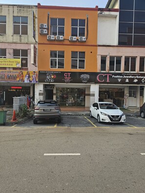 Vista frontal de la propiedad