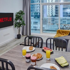 Apartment (1 Bedroom) | Wohnzimmer | 50-cm-Plasmafernseher mit Satellitenempfang