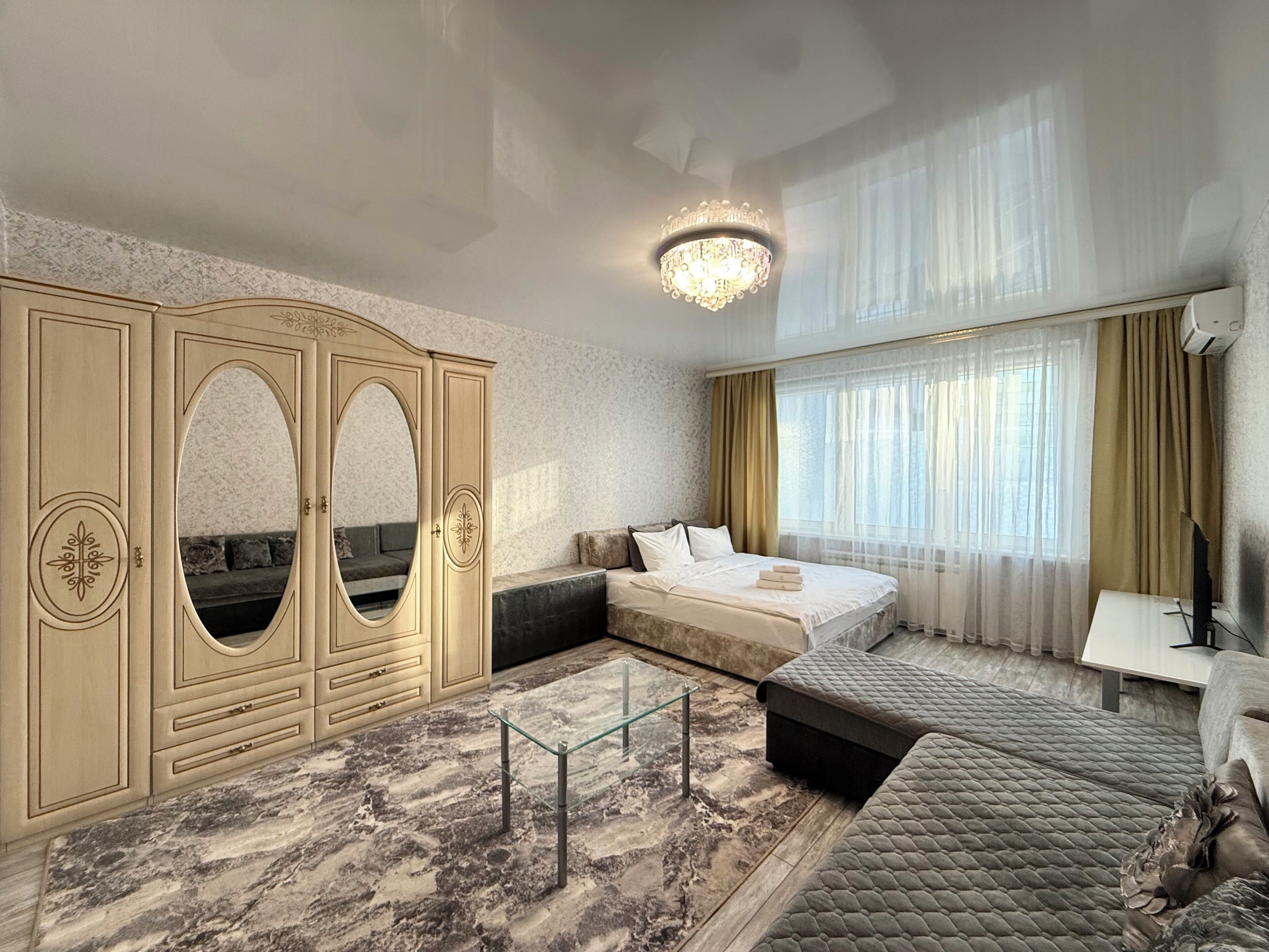 Appartamento Comfort | Biancheria da letto ipoallergenica, tende oscuranti, insonorizzazione