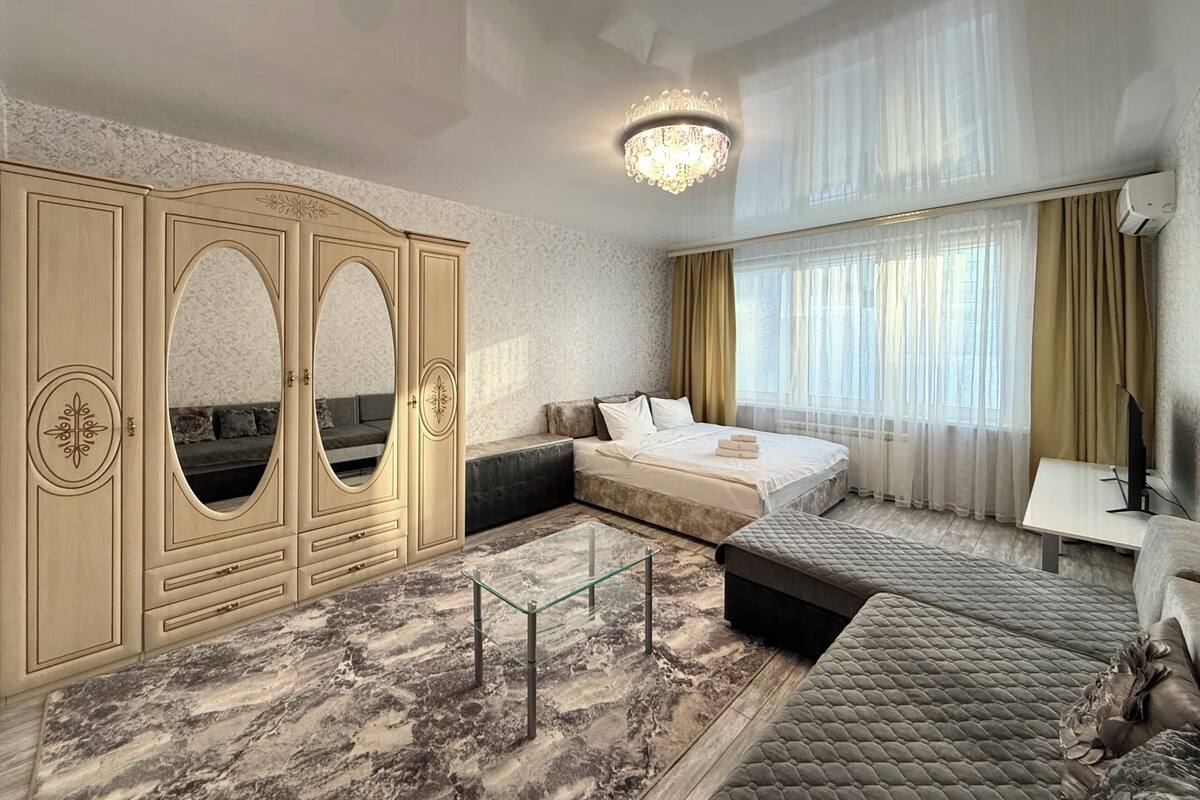 Une chambre d’hôtel comprenant un lit, un canapé, un bureau et une armoire.
