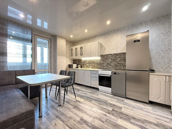 Condo Confort | Cuisine privée | Réfrigérateur grande capacité avec congélateur, surface de cuisson