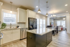 Casa (3 Bedrooms) | Cocina privada | Microondas, horno y mesa de comedor