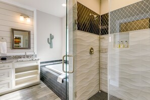 Maison (3 Bedrooms) | Salle de bain | Ensemble douche/baignoire, serviettes fournies, shampoing