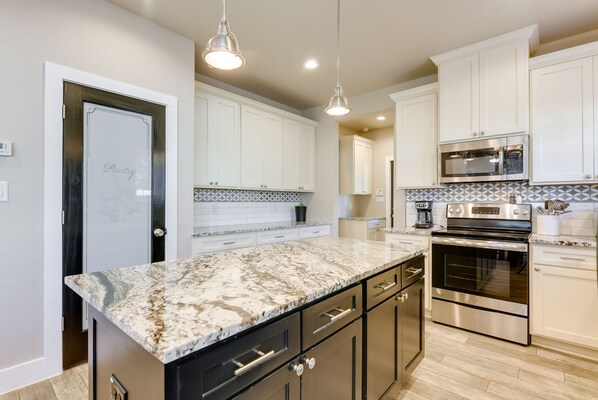 Casa (3 Bedrooms) | Cocina privada | Microondas, horno y comedor 