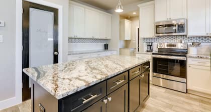 Centrally Located Stunning 3BR 2BA Near Downtown